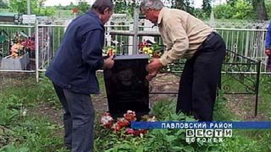 В селе Петровка Павловского района вандалы разгромили кладбище
