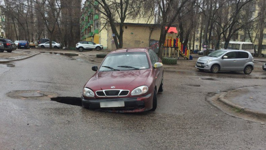 В Воронеже под иномаркой провалился асфальт
