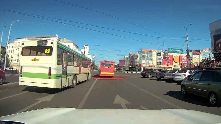 В Воронеже дважды проехавшая на «красный» маршрутка попала на видео