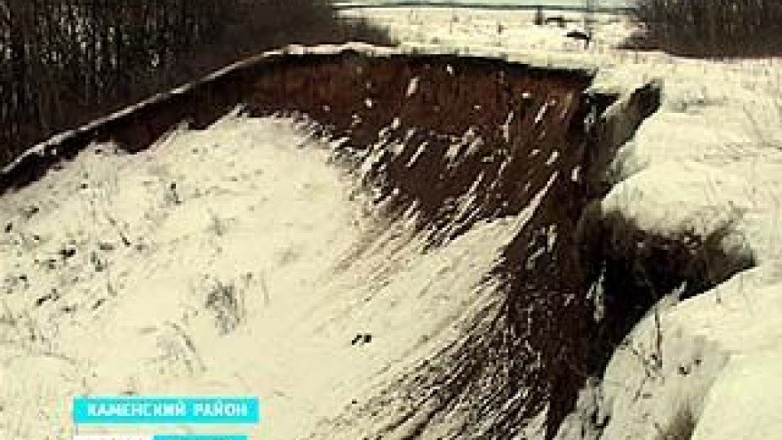 В Каменском районе единственная дорога может исчезнуть на дне оврага