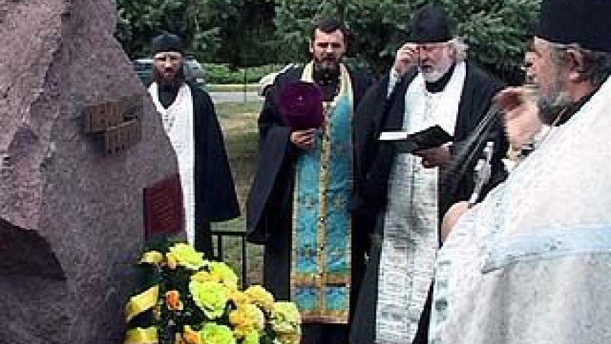 Панихида в День памяти жертв терактов прошла у памятника Елене Фроловой