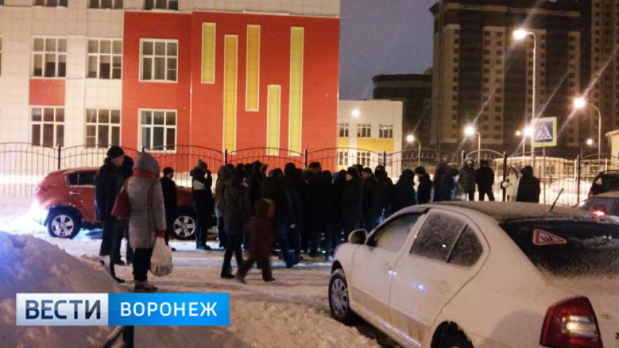 Воронежцы 2 ночи проведут у новой школы, чтобы записать в неё детей