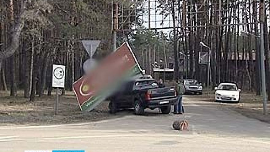 На проезжую часть в Воронеже упали два незакреплённых рекламных щита