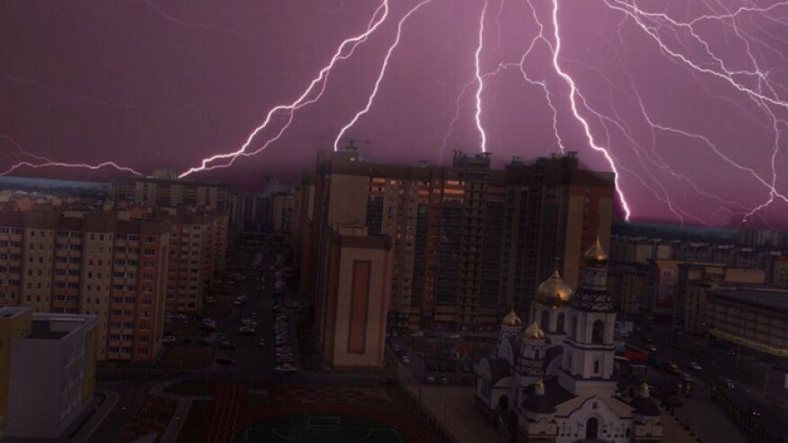 «Страшно красиво». Жители Воронежской области поделились снимками первой июльской грозы