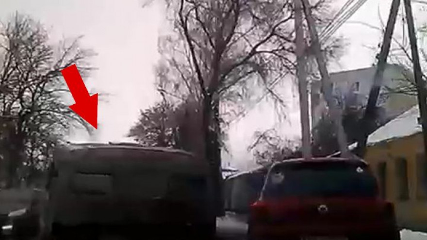 ВИДЕО: В Воронеже посреди проезжей части неизвестные бросили кабину от «КамАЗа»