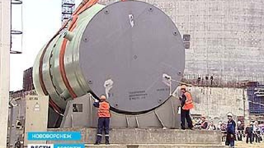 На НВАЭС-2 корпус реактора из центрального зала энергоблока спустили в шахту