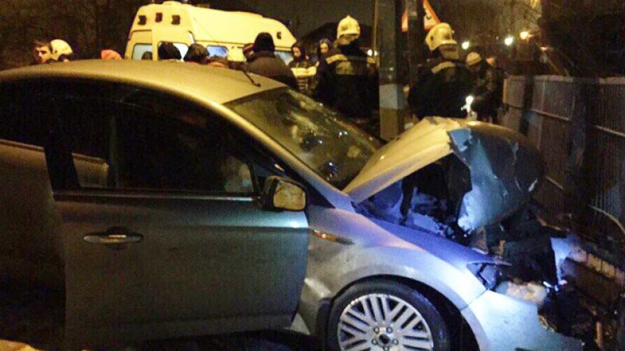 В Воронеже на двух школьниц, идущих по тротуару, наехал автомобиль