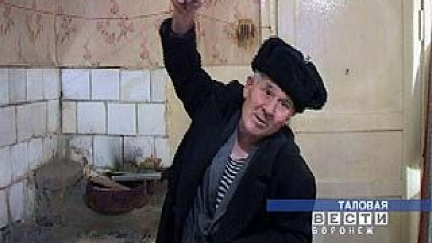 Жители аварийного дома оказались отрезанными от коммуникаций