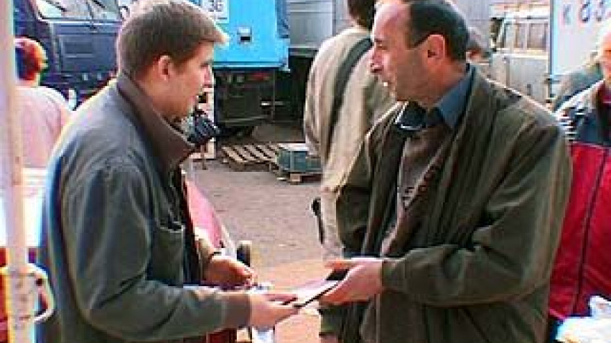 Сотрудники миграционной службы проверили рынок "Петровский"