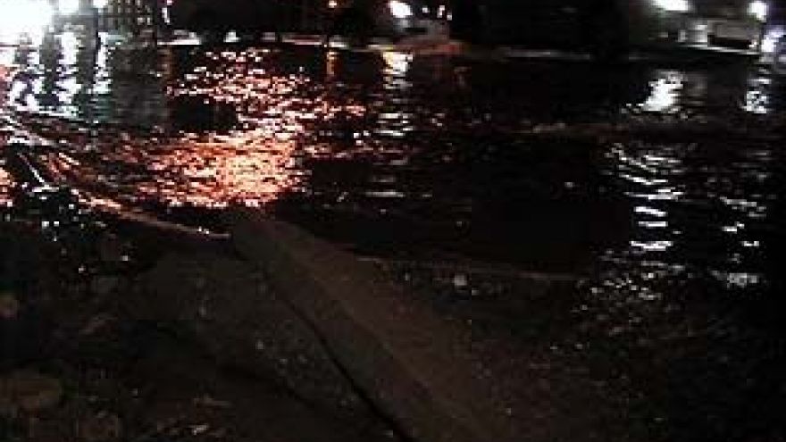 На улице Шишкова прорвало водопровод
