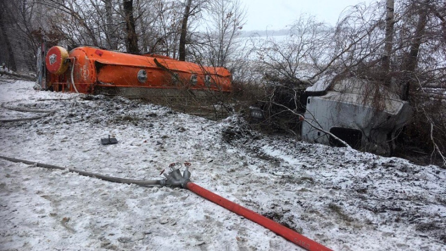 В Воронежской области из перевернувшегося бензовоза на дорогу разлилось топливо