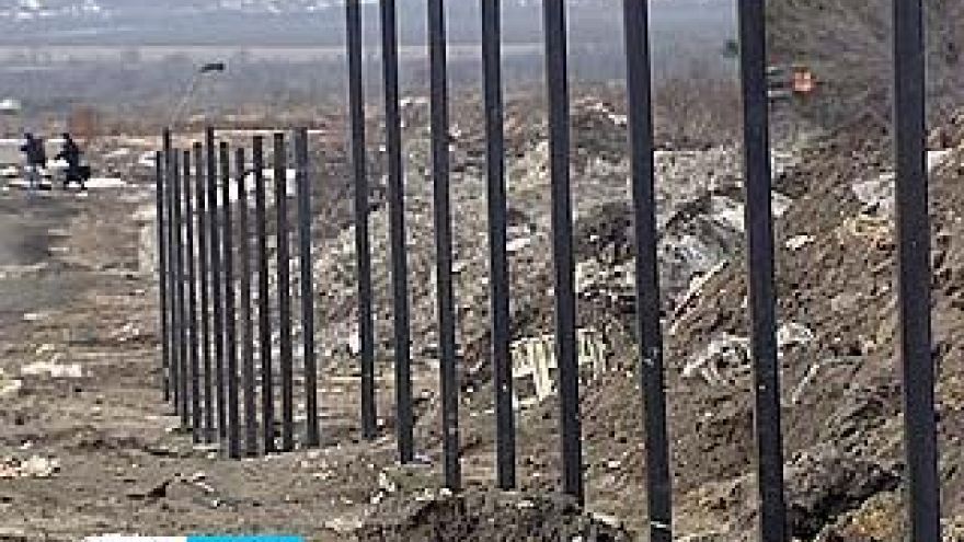 На Антонова-Овсеенко, где было вырублено более тысячи деревьев, появился подозрительный забор