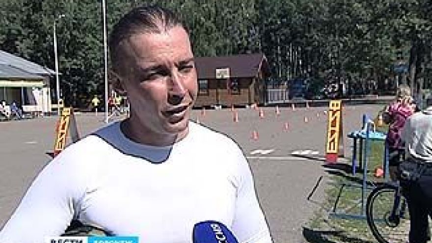 На чемпионате по лыжероллерному спорту один из участников покинул гонку