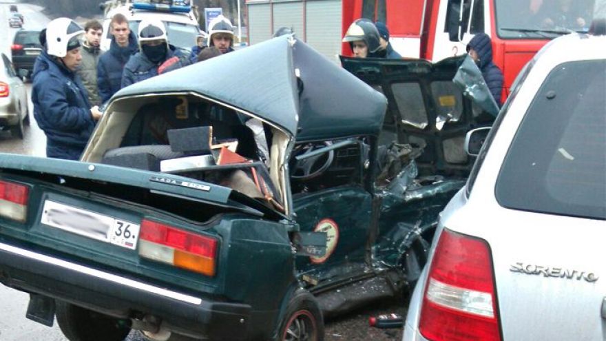 В Воронеже при столкновении двух автомобилей серьёзно пострадала женщина