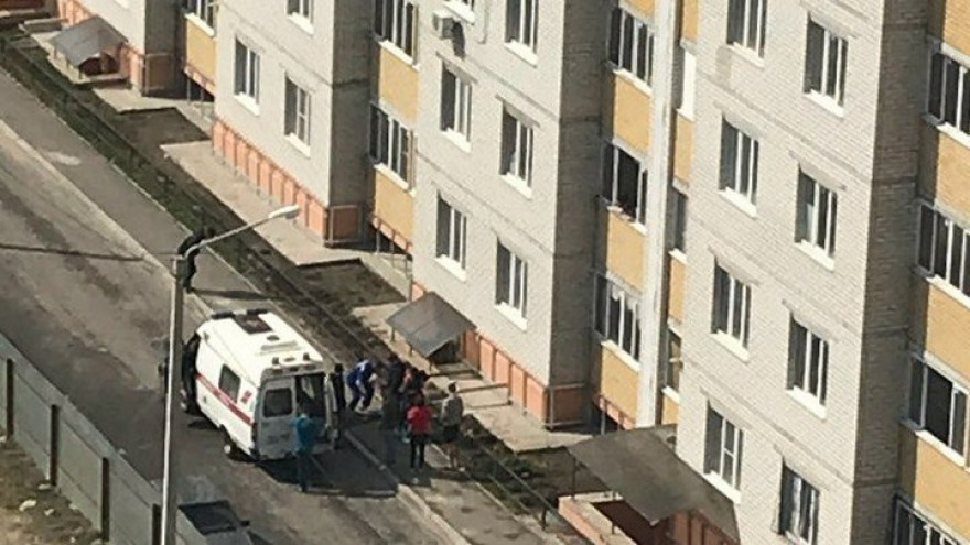 В Воронеже 2-летняя девочка выпала из окна 8 этажа