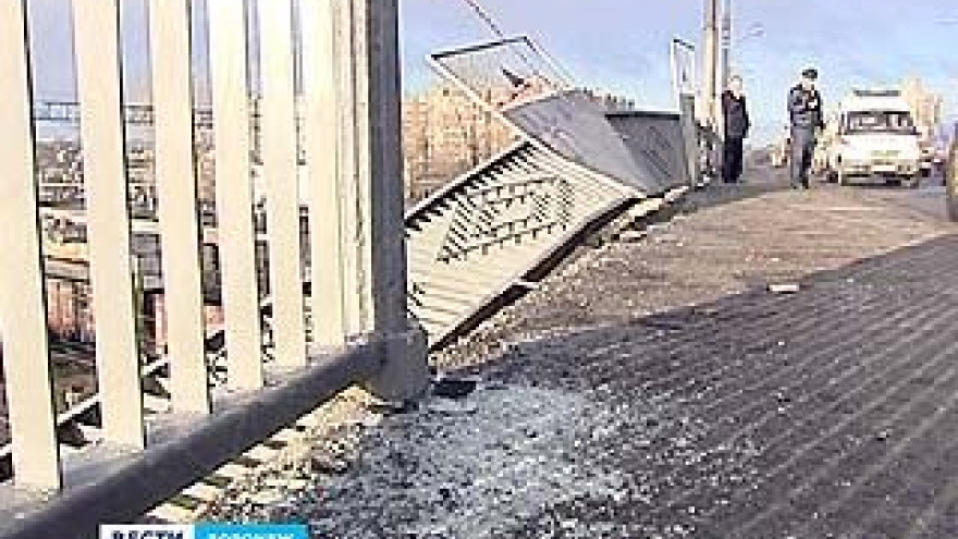 Протаранив железное ограждение, "пятерка" повисла на 15-метровой высоте