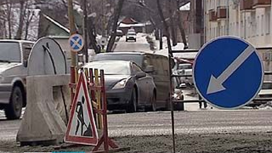 Яма на Манежной теперь окружена оградой и знаками объезда