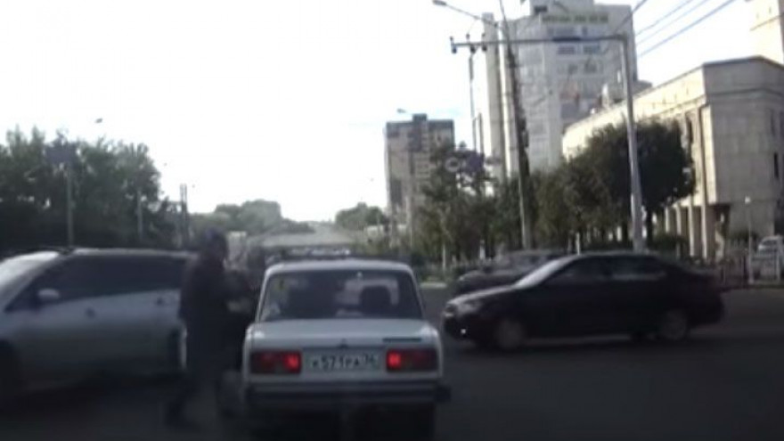 Видео: в Воронеже водитель стал бить женщину, которая замешкалась на перекрестке