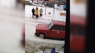 Мать попавшей под колёса девочки пожаловалась на опасный участок у школы в Воронеже