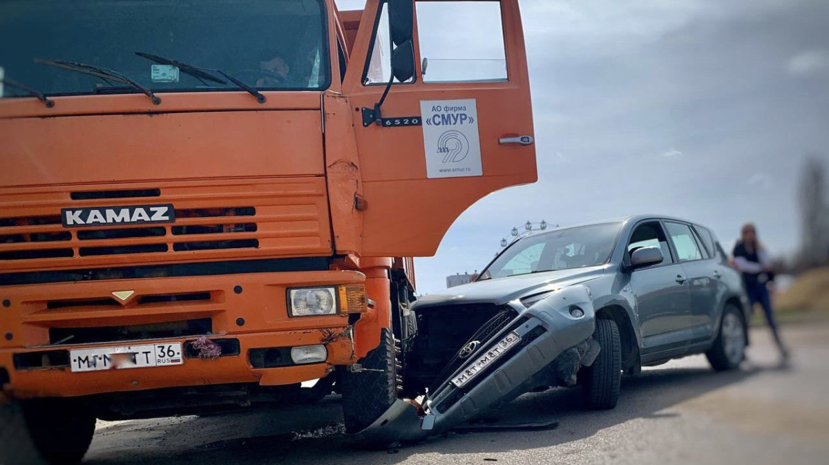 Авария с Toyota и КамАЗом парализовала движение на улице в Воронеже –  Новости Воронежа и Воронежской области – Вести Воронеж