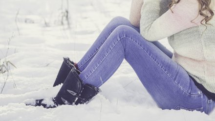 В Воронеже упавшая из-за перелома в снег женщина почти 2 часа прождала скорую