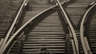 В Воронежской области иномарка выехала на железную дорогу и столкнулась с путевой машиной