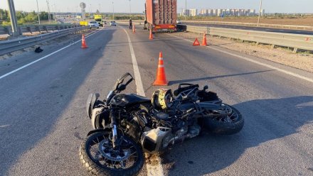 Байкер на Harley-Davidson попал в массовое ДТП на трассе в Воронежской области