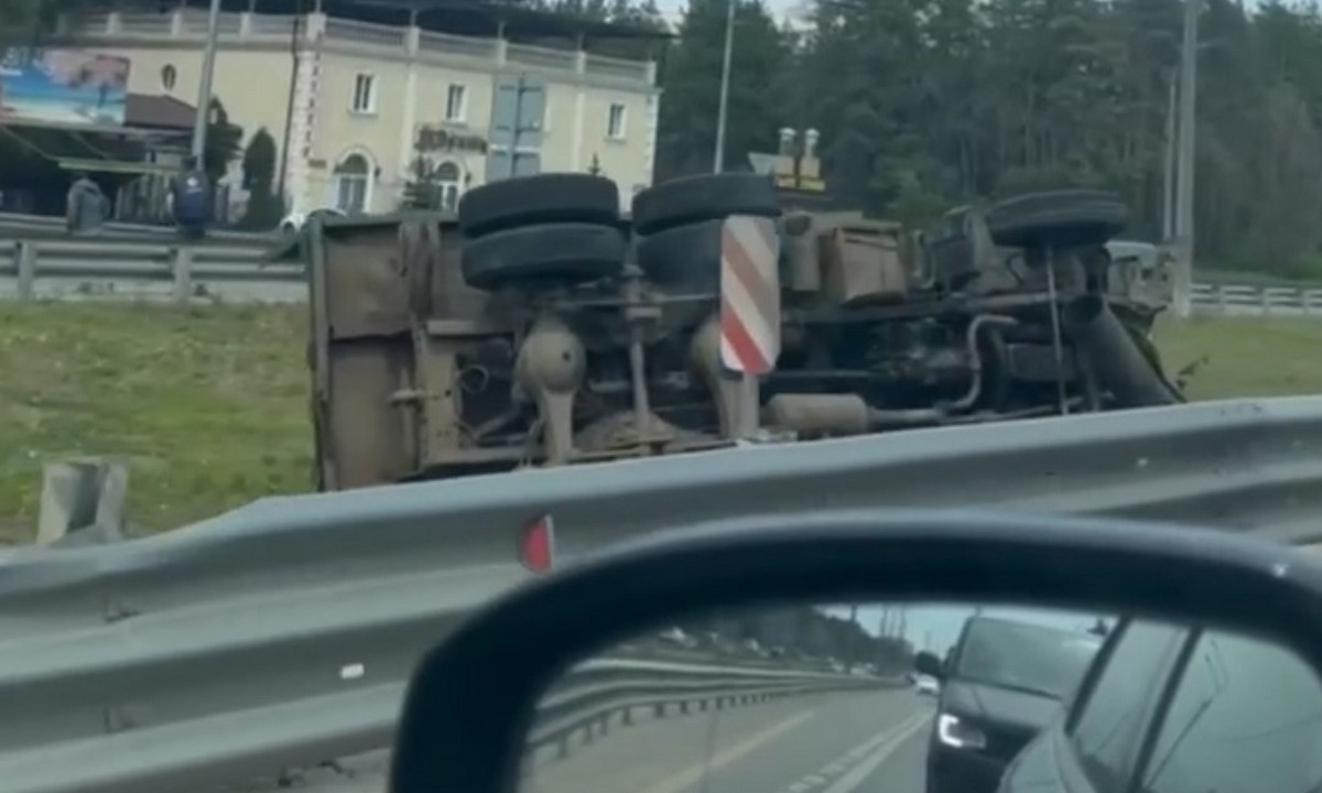 На одной из главных улиц Воронежа перевернулся КамАЗ – Новости Воронежа и  Воронежской области – Вести Воронеж