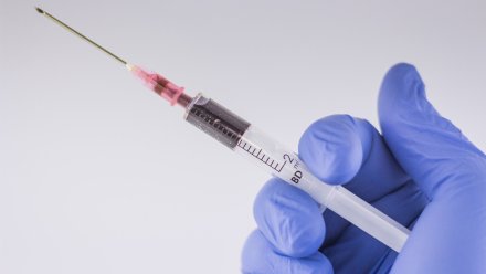 Учёный назвал категории наиболее нуждающихся в вакцинации от COVID-19 россиян