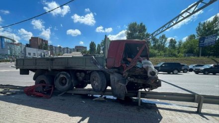 В Воронеже водитель КамАЗа врезался в столб, дорожный знак и ограждение