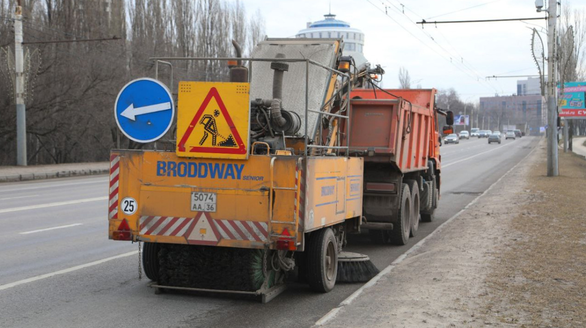 В Воронеже по поручению Вадима Кстенина продолжается уборка улиц после зимы  – Новости Воронежа и Воронежской области – Вести Воронеж