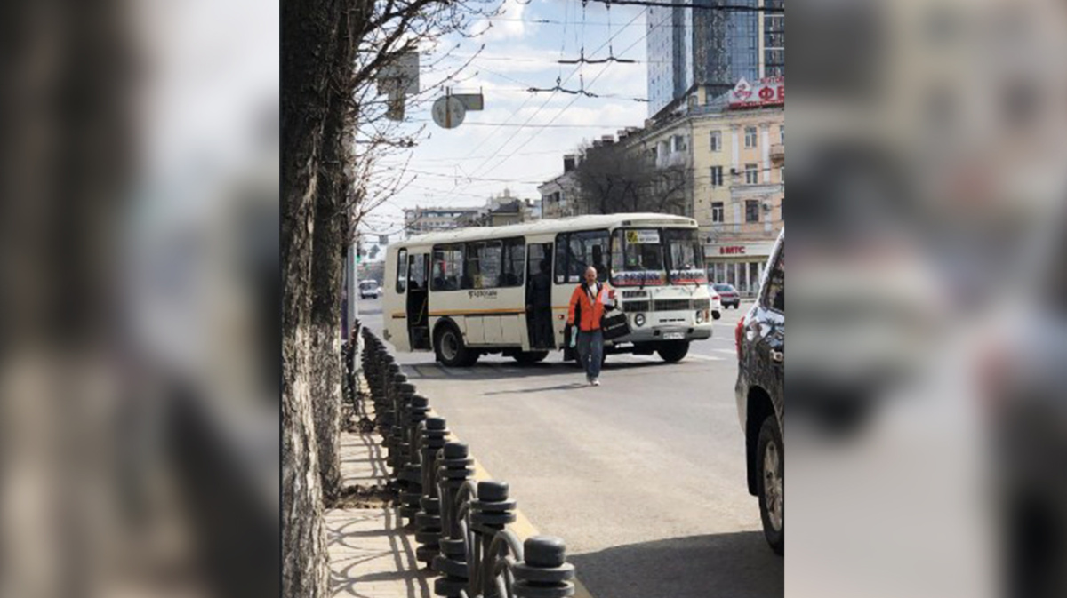Бабушку задавил автобус Желябова. Сбили бабушку на пешеходном переходе сегодня Ростов. Ижевск автобусник сбил бабушку.
