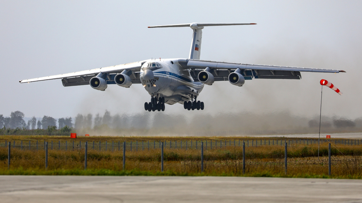 Бомбардировщики Су-34 и самолёт Ил-76 сели на трассу в Воронежской области  | 25.08.2021 | Воронеж - БезФормата