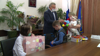 Потерявшим мать детям из Воронежской области бесплатно вручили школьные наборы