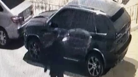 Воронежская полиция разыскивает неизвестного, облившего кислотой BMW