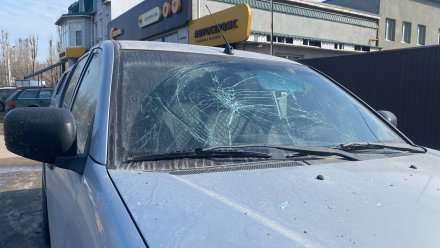 После падения беспилотника в Воронеже пострадало 18 автомобилей