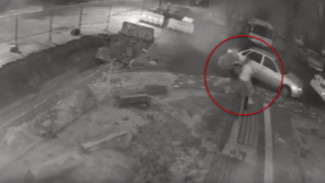 В Воронеже подозрительный парень напал на двух девочек: появилось видео