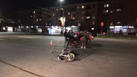 В Воронеже в ДТП с легковушкой и мотоциклом пострадали парень и девушка