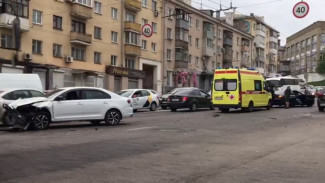 Две иномарки столкнулись на улице Степана Разина в Воронеже