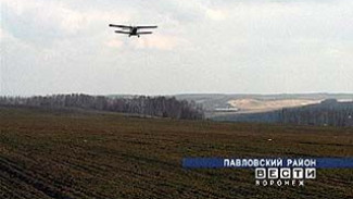 Хозяйство "Апротек" стало удобрять почву ядохимикатами с помощью самолетов