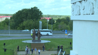 «Напоминает о вечных ценностях». Как под Воронежем открыли памятник Петру и Февронии