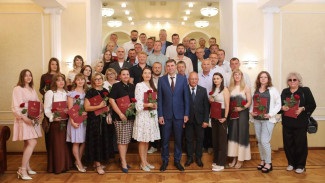 Мэр Воронежа вручил почётные грамоты отличившимся строителям в преддверии праздника