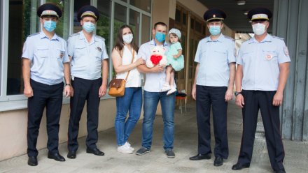 В Воронеже наградили полицейских, доставивших в больницу едва не лишившуюся пальца малышку