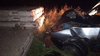 Volkswagen с пьяным парнем за рулём снёс бетонные плиты в воронежском посёлке: 3 раненых