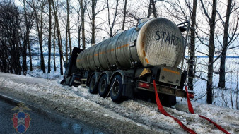 В Воронежской области большегруз вылетел в кювет и застрял в снегу