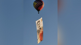 Над Воронежем пролетел воздушный шар с огромным портретом Сталина