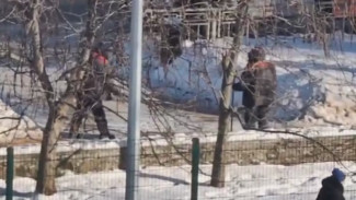 В Воронеже дворник устроил борьбу с «невидимым снегом»