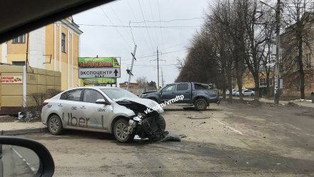В жёстком ДТП в Воронеже пострадала пассажирка такси 