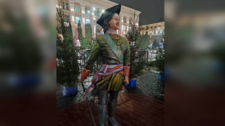 В Воронеже на новогодней площади Ленина установили 2-метровую фигуру Петра I