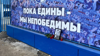 Стихийный мемориал Василию Уткину появился у воронежского стадиона